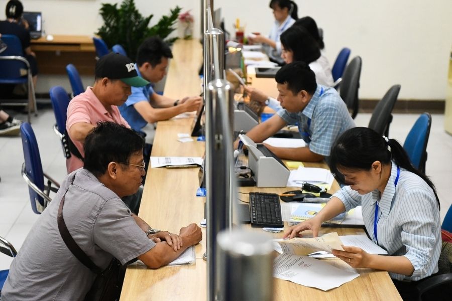 Người dân nộp đơn hòa giải tại UBND xã