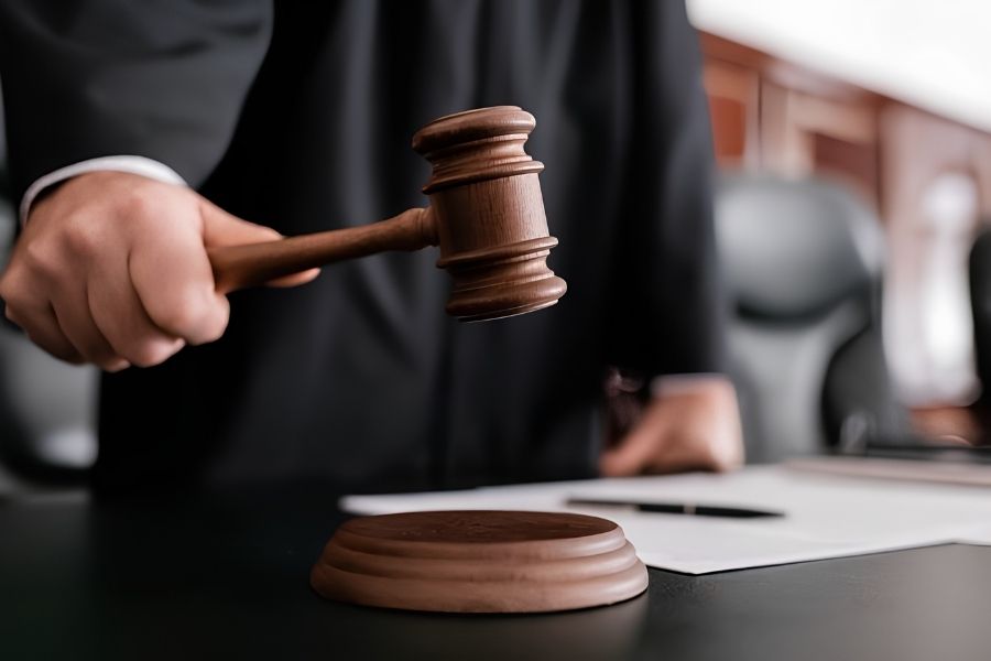 Tòa án xét xử sơ thẩm, ban hành bản án